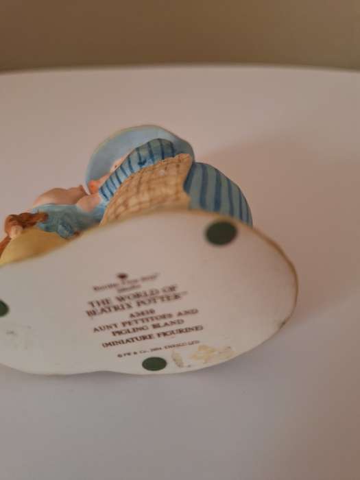 THE WORLD OF BEATRIX POTTER AUNT PETTITOS AND PIGLING BLAND